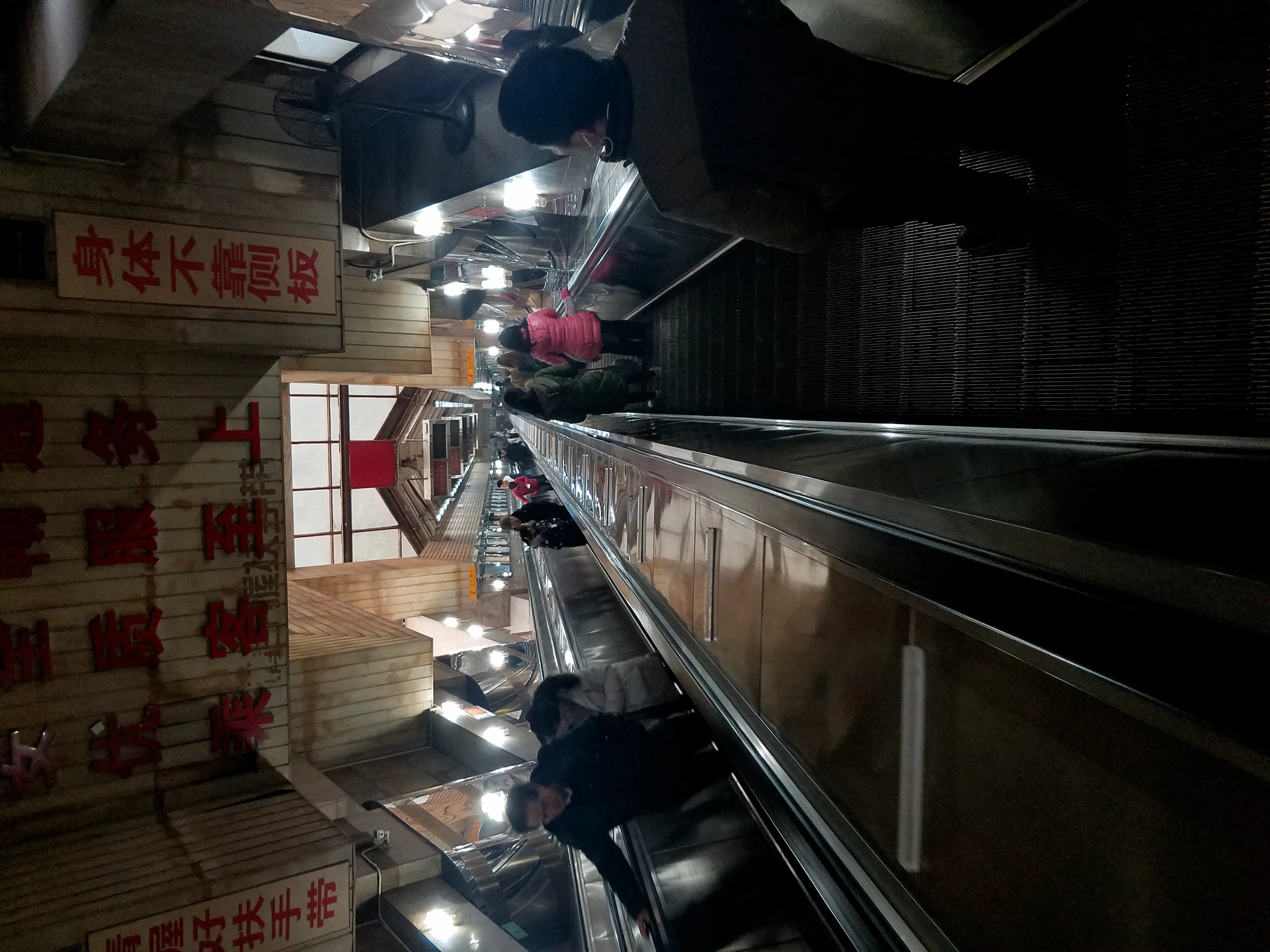 难以看到头的扶梯也是醉了